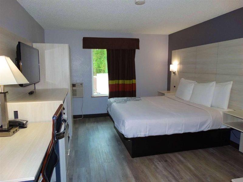Days By Wyndham Savannah Gateway I-95 Hotel